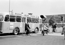 831174 Afbeelding van een autobus op lijn 9 bij de verkeerslichten op de hoek van de Leidseweg en Catharijnesingel te ...